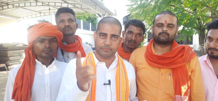 विश्व हिंदू महासंघ ने राशन की दुकानों पर की छापेमारी     ज्यादातर दुकाने रही बंद