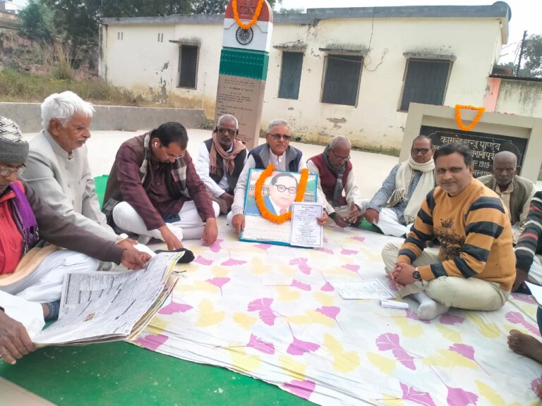 समाजवादी नेता निसार अहमद एवं किसान सभा के जिलाध्यक्ष ने बाबा साहेब डाक्टर भीमराव अम्बेडकर की तस्वीर के साथ 2 घंटे का रखा मौन