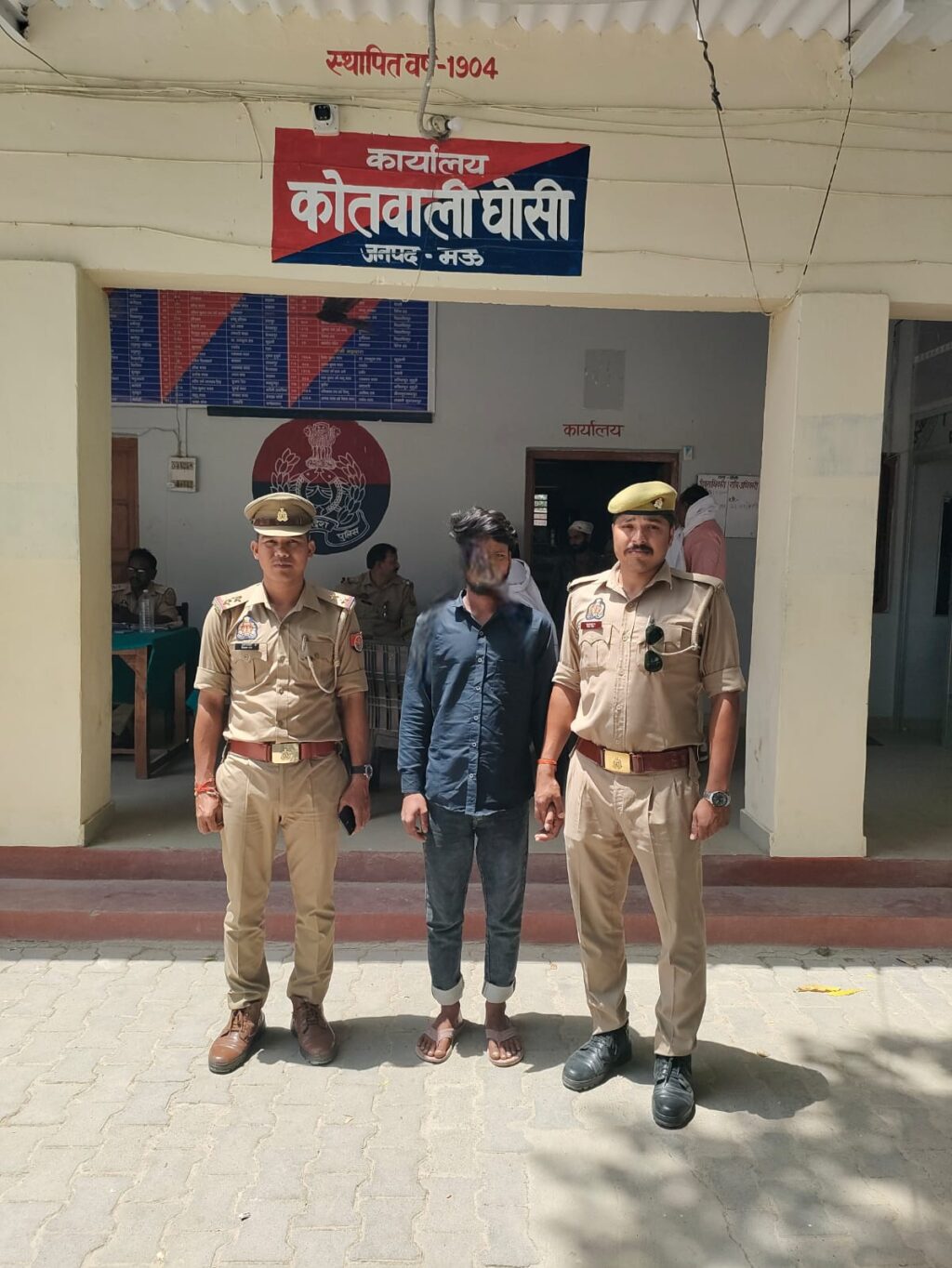 नाबालिग को बहला-फुसलाकर भगा ले जाने वाला आरोपी गिरफ्तार, घोसी पुलिस ने पिदवल मोड़ से दबोचा