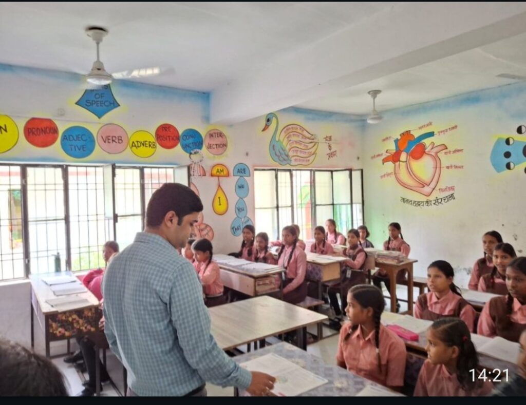 बालिकाओं से संवाद, व्यवस्थाओं की पड़ताल; डीएम ने कस्तूरबा विद्यालय का किया औचक निरीक्षण