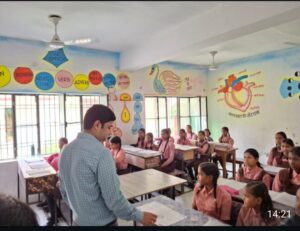 बालिकाओं से संवाद, व्यवस्थाओं की पड़ताल; डीएम ने कस्तूरबा विद्यालय का किया औचक निरीक्षण