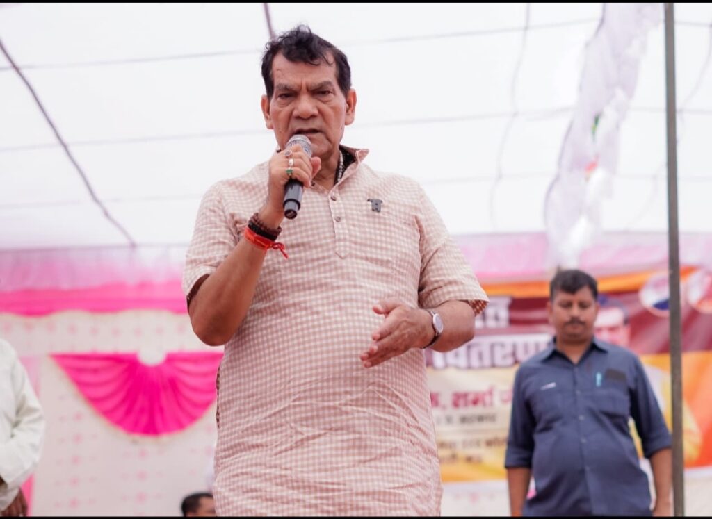 बाढ़ में घिरे गांवों के बीच पहुंचे मंत्री ए.के. शर्मा, पीड़ितों के बीच बांटी राहत सामग्री