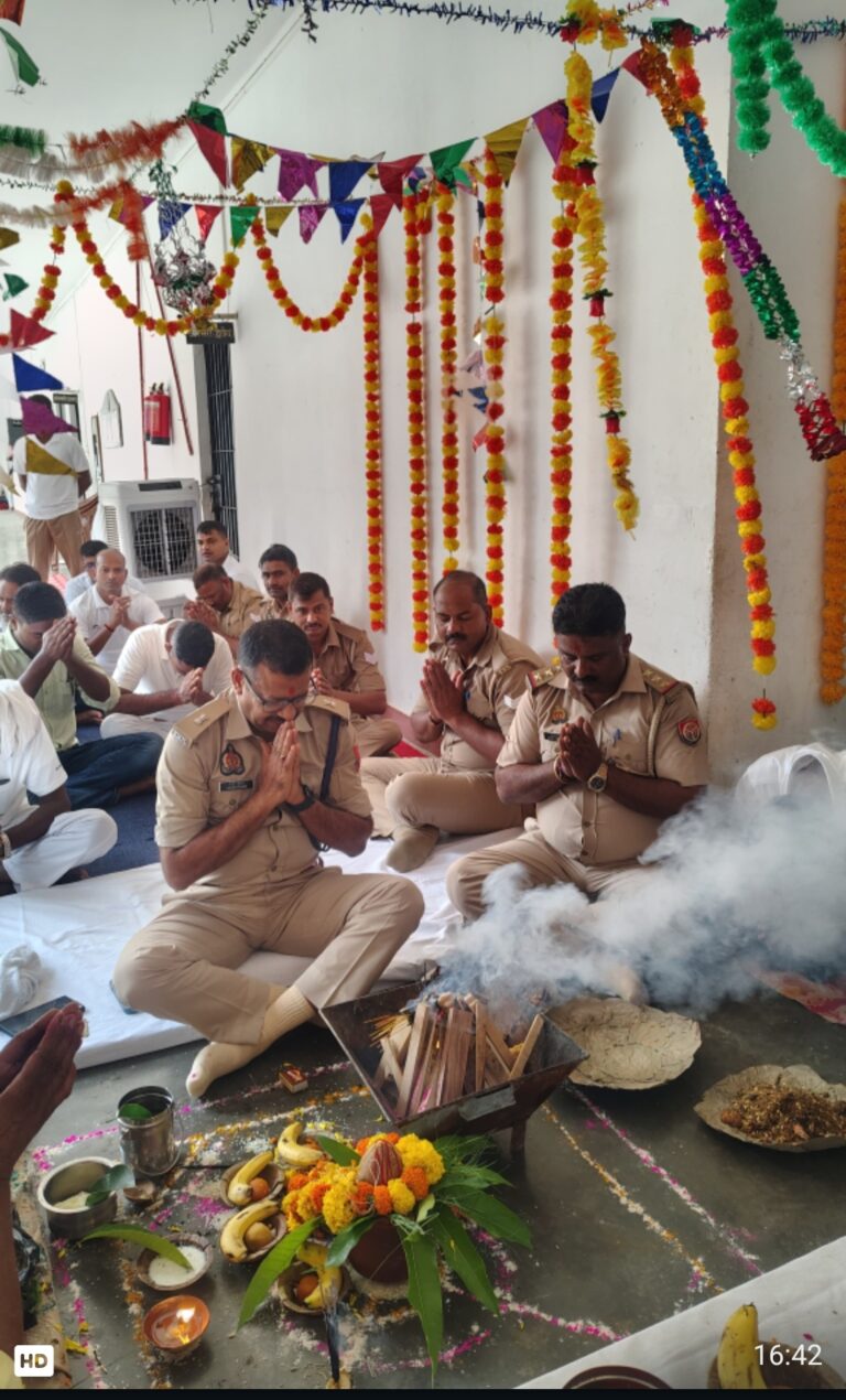 जब खाकी ने निभाई परंपरा, शस्त्रों से लेकर वाहनों तक हुई विश्वकर्मा पूजा
