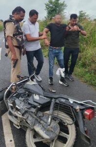 पुलिस की घेराबंदी देख इनामी ने झोंक दी गोली, जवाबी कार्यवाही  में पैर में लगी गोली