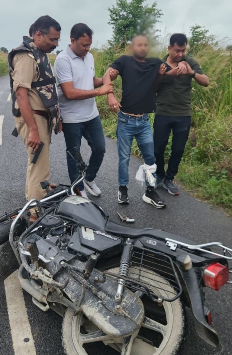 पुलिस की घेराबंदी देख इनामी ने झोंक दी गोली, जवाबी कार्यवाही  में पैर में लगी गोली