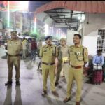 मऊ में दुर्गा पूजा और दशहरा को लेकर पुलिस मुस्तैद, पंडाल-पंडाल पहुंच रहे एसपी साहब