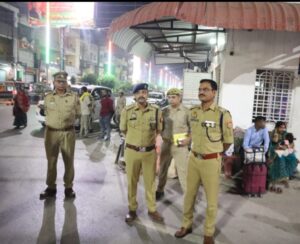 मऊ में दुर्गा पूजा और दशहरा को लेकर पुलिस मुस्तैद, पंडाल-पंडाल पहुंच रहे एसपी साहब